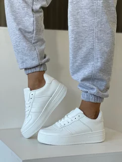 Белые кроссовки спортивные на платформе