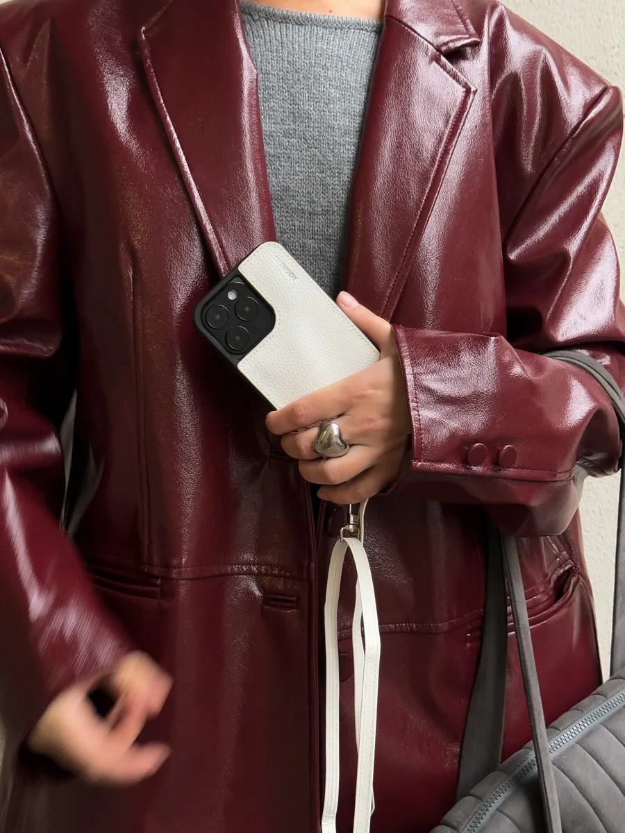 Кожаный чехол c ремешком для iPhone 15 Pro Max на шею