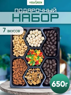 Подарочный набор орехов и цукатов ассорти