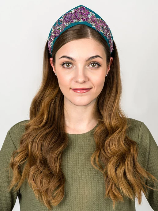 стилизованный современный кокошник или венец на голове модели