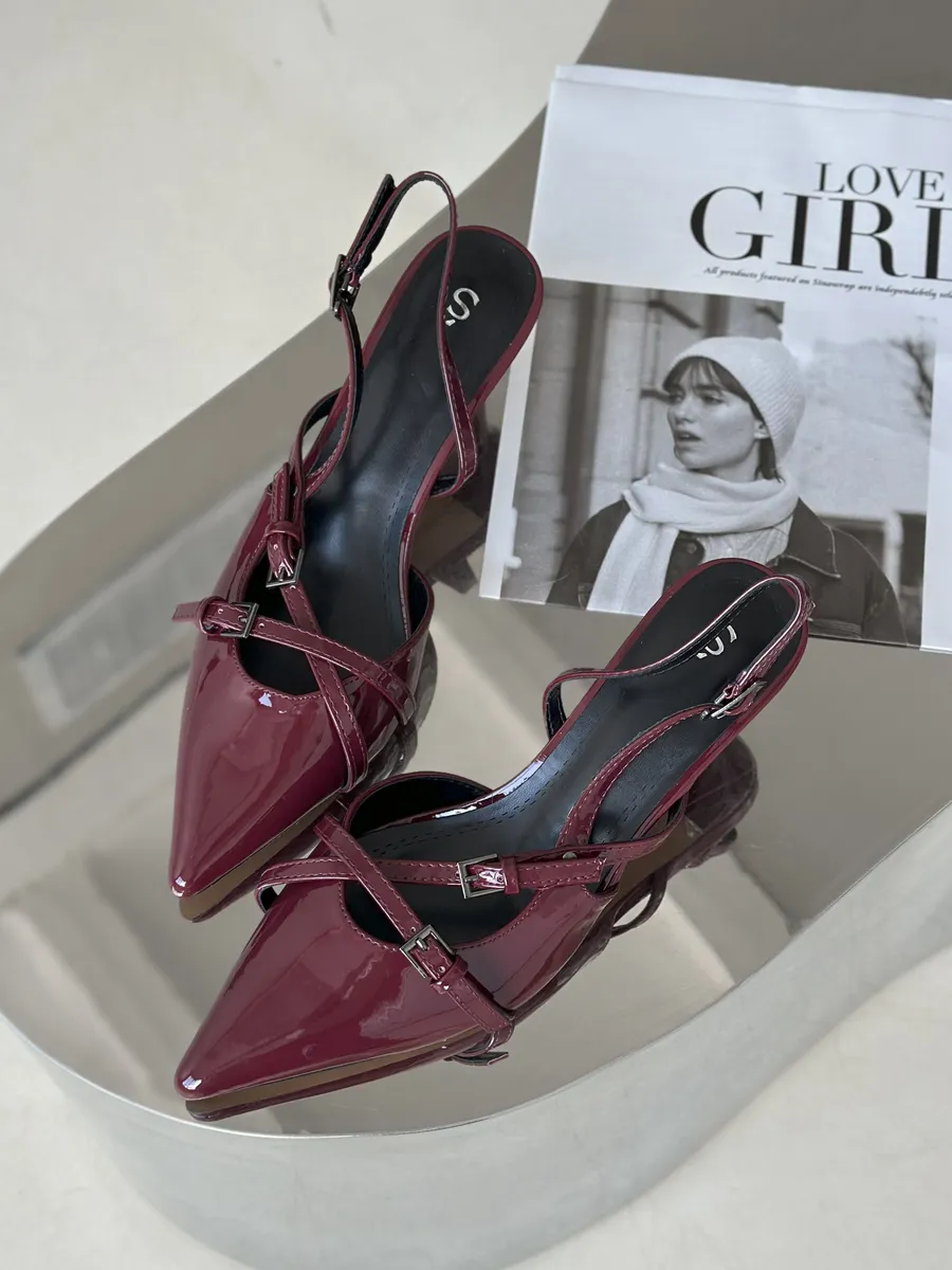 Лаковые слингбэки с пряжками на низком каблуке