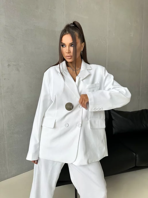 женщина в стильном брючном костюме оверсайз