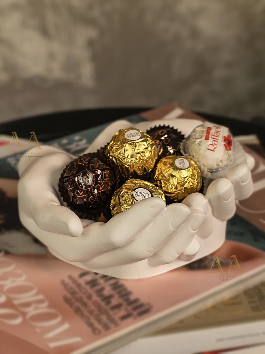 Белая конфетница Руки...